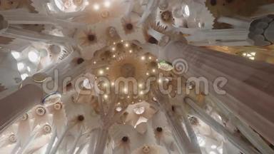 萨格拉达法米拉大教堂的天花板与幻想装饰。 舒缓柔和的光线..